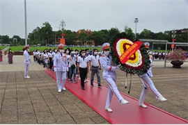 Trường Cao đẳng Cộng đồng Hà Nội tổ chức vào Lăng viếng Chủ tịch Hồ Chí Minh nhân dịp Kỷ niệm 132 năm ngày sinh nhật Bác (19/5/1890 – 19/5/2022)