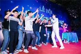 (hautruong.info) Tân học sinh, sinh viên trường Cao đẳng Cộng đồng Hà Nội cháy hết mình với bữa tiệc âm nhạc “Lễ hội chắp cánh ước mơ”.